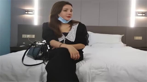 深夜激情:黑衣性感长腿美女的诱惑性爱